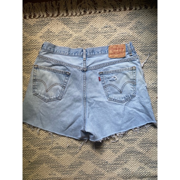 MAKE ME AND OFFER Levi’s Red Tag 560 Distressed Light Wash Denim Mom Jean Shorts - Picture 9 of 11